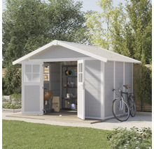 Scène de jardin avec remise à outils, barbecue, sac de charbon de bois et vélo