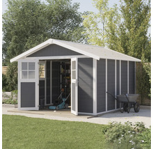 Abri de jardin avec portes doubles ouvertes, tondeuse à gazon et brouette dans le jardin