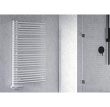 Sèche-serviettes dans salle de bains avec cabine de douche et robinetterie