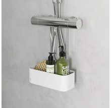 Duschablage mit zwei Flüssigseifenflaschen und einem Badeschwamm an einer Duschstange