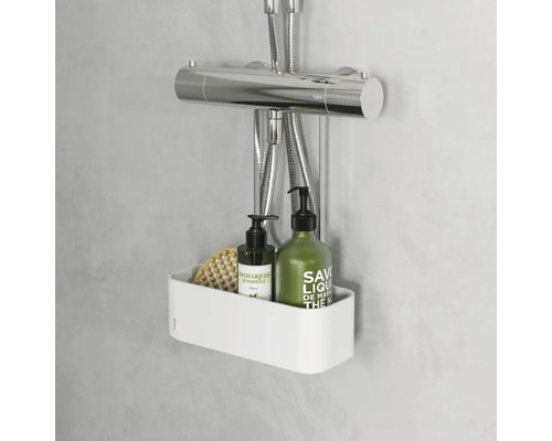 Duschablage mit zwei Flüssigseifenflaschen und einem Badeschwamm an einer Duschstange