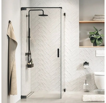 Badezimmer mit ebenerdiger Dusche, schwarzer Duscharmatur und Handtuch