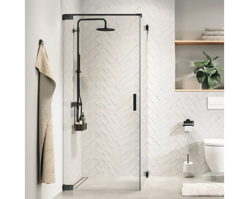 Badezimmer mit ebenerdiger Dusche, schwarzer Duscharmatur und Handtuch