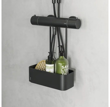 Schwarze Duschablage mit zwei Seifenspendern und einem Badeschwamm, befestigt an einer Duschstange