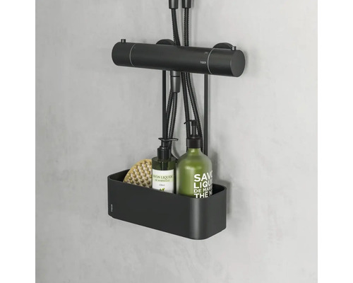 Schwarze Duschablage mit zwei Seifenspendern und einem Badeschwamm, befestigt an einer Duschstange