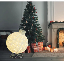 Dekorativer Weihnachtsbaum mit beleuchtetem Christbaumkugel-Ornament, Geschenken und Kamin.