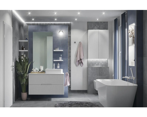 Carrelage sol et mur en grès-cérame fin Urbex navy mat 60 x 60 x 0.95 cm Salle de bains moderne avec lavabo, miroir, baignoire et éclairage