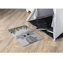 Spielzimmer mit Teppich mit Elefantenmotiv, Spielzelt und Kissen.