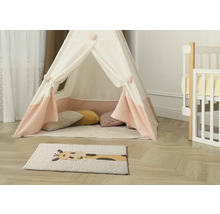 Spielzelt mit Kissen und Teppich im Kinderzimmer