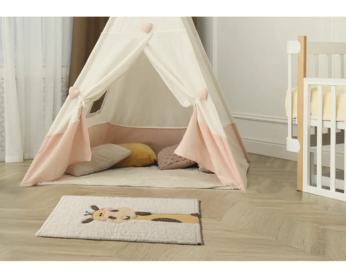 Spielzelt mit Kissen und Teppich im Kinderzimmer