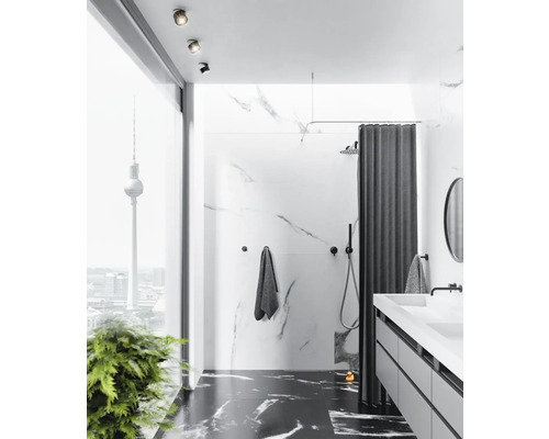 Salle de bain moderne avec murs en marbre, douche, lavabo et vue sur la tour de télévision de Berlin