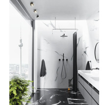 Salle de bains moderne avec carrelage en marbre, douche, lavabo et vue sur la tour de télévision de Berlin