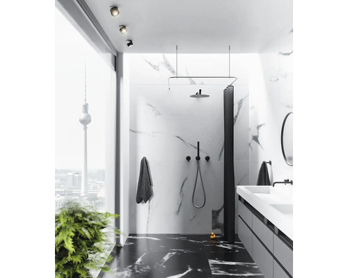 Salle de bains moderne avec carrelage en marbre, douche, lavabo et vue sur la tour de télévision de Berlin