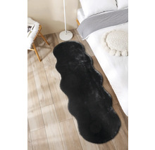 Schwarzer Teppich im Schlafzimmer auf Holzboden