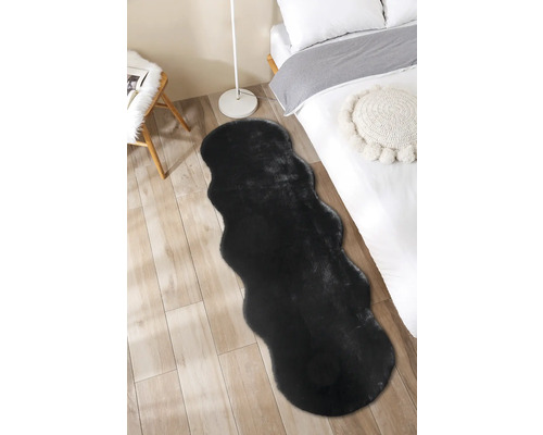 Schwarzer Teppich im Schlafzimmer auf Holzboden