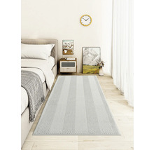 Scène de chambre avec lit, table de chevet et tapis