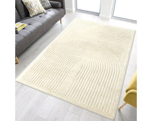 Tapis beige avec motif géométrique dans le salon.