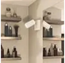 Photo d'intérieur d'une pièce avec des étagères et des articles d'aménagement intérieur.