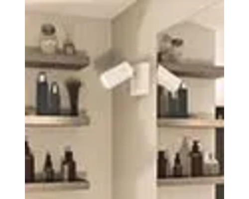 Photo d'intérieur d'une pièce avec des étagères et des articles d'aménagement intérieur.