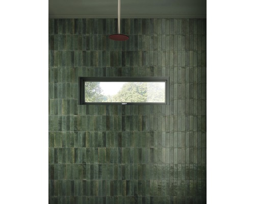 Badezimmer mit grünen Wandfliesen, Fenster und Regendusche