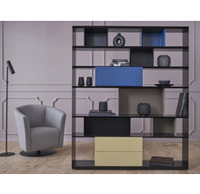 Wohnzimmer mit Bücherregal, Sessel und Stehlampe