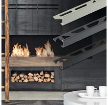 Modernes Wohnzimmer mit Kamin, Holzleiter und Fliesenschienen in verschiedenen Farben