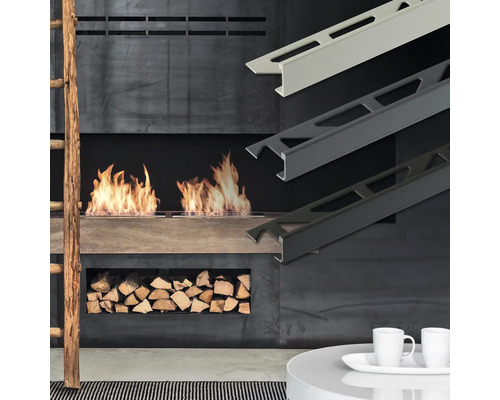 Modernes Wohnzimmer mit Kamin, Holzleiter und Fliesenschienen in verschiedenen Farben