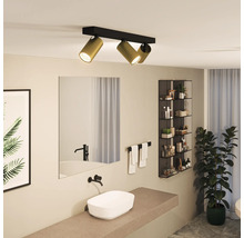 Salle de bain avec lavabo, miroir, étagère et plafonnier avec spots