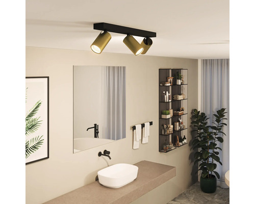 Salle de bain avec lavabo, miroir, étagère et plafonnier avec spots