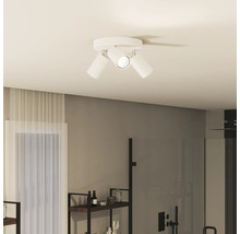 Plafonnier avec trois spots dans une salle de bains