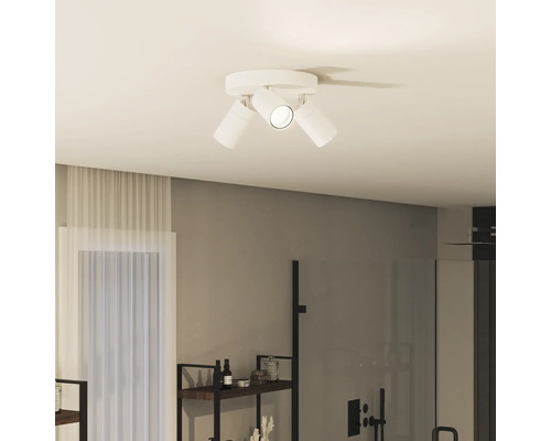 Plafonnier avec trois spots dans une salle de bains