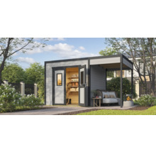 Abri de jardin avec porte ouverte et coin salon couvert avec canapé et foyer