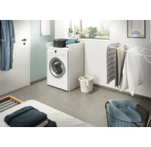 Buanderie avec machine à laver et étendoir