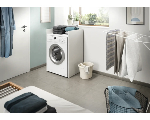 Buanderie avec machine à laver et étendoir