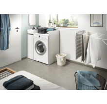 Salle de bain avec machine à laver et séchoir à linge