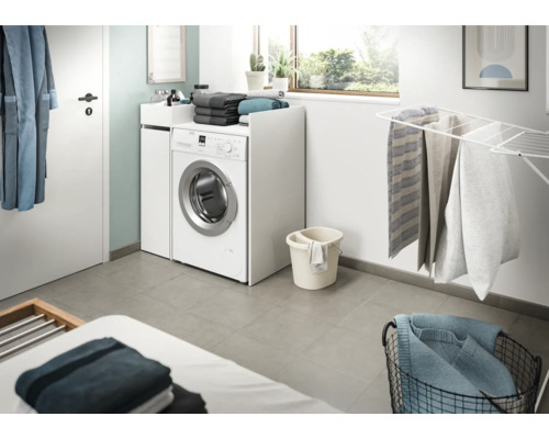 Salle de bain avec machine à laver et séchoir à linge