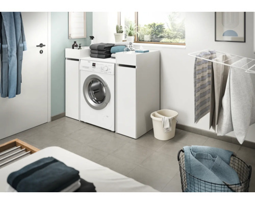 Salle de bain lumineuse avec machine à laver et accessoires de lessive