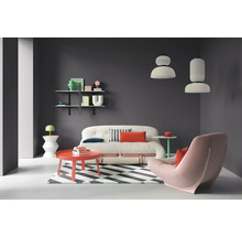 Wohnzimmer mit Sofa, Sessel, Teppich, Tisch und Regalen