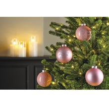 Nahaufnahme eines Weihnachtsbaums mit Kugeln und Lichtern