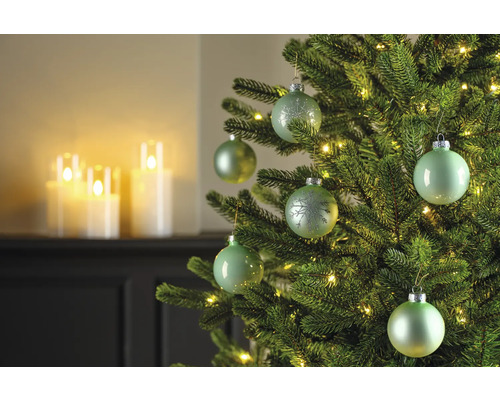 Dekorierter Weihnachtsbaum mit Christbaumkugeln und Lichterkette