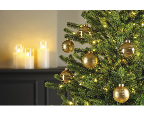 Geschmückter Weihnachtsbaum mit goldenen Kugeln und Lichtern