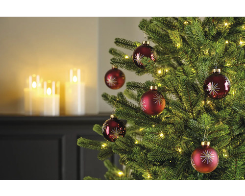 Arbre de Noël décoré avec des boules de Noël rouges et des lumières