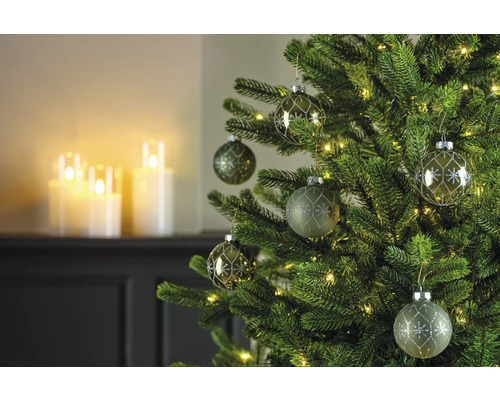 Geschmückter Weihnachtsbaum mit Kugeln und Lichtern als festliche Dekoration