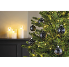 Sapin de Noël décoré avec boules et lumières