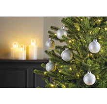 Geschmückter Weihnachtsbaum mit Christbaumkugeln und Lichtern
