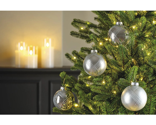 Geschmückter Weihnachtsbaum mit silbernen Weihnachtskugeln und Lichtern.