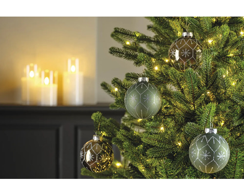 Dekorierter Weihnachtsbaum mit Christbaumkugeln und Lichterkette