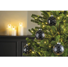 Weihnachtsbaum mit schwarzen Christbaumkugeln und silbernen Schneeflockenmuster