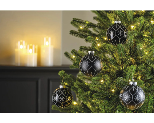 Weihnachtsbaum mit schwarzen Christbaumkugeln und silbernen Schneeflockenmuster
