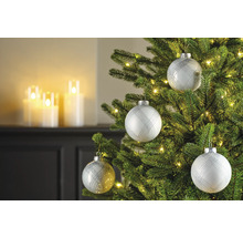 Geschmückter Weihnachtsbaum mit Christbaumkugeln und Lichtern